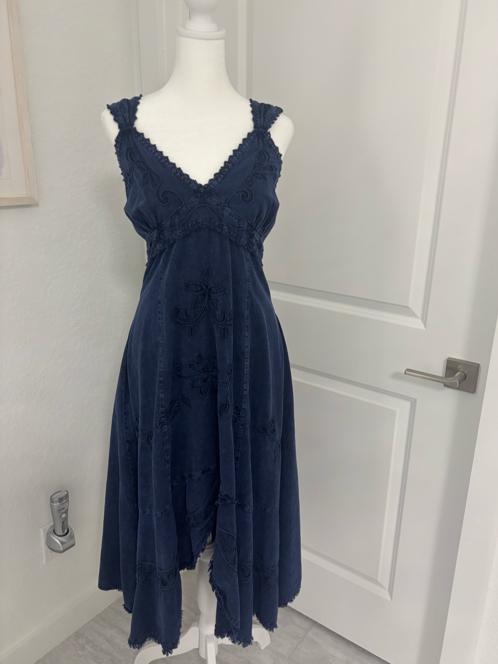 Sleeveless Navy V-Neck Embroidered Maxi Dress Size L